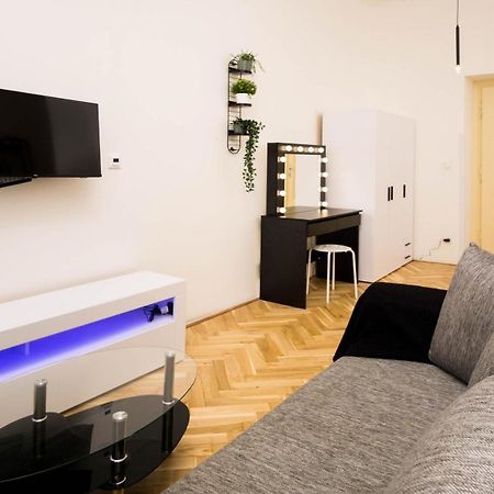 Black & White Apartment Prague By Wenceslas Square And Muzeum Экстерьер фото